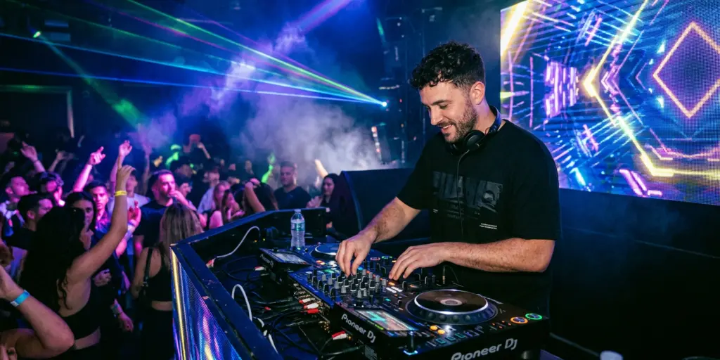 Elektronska glazba: trendovi i inovacije 2025.