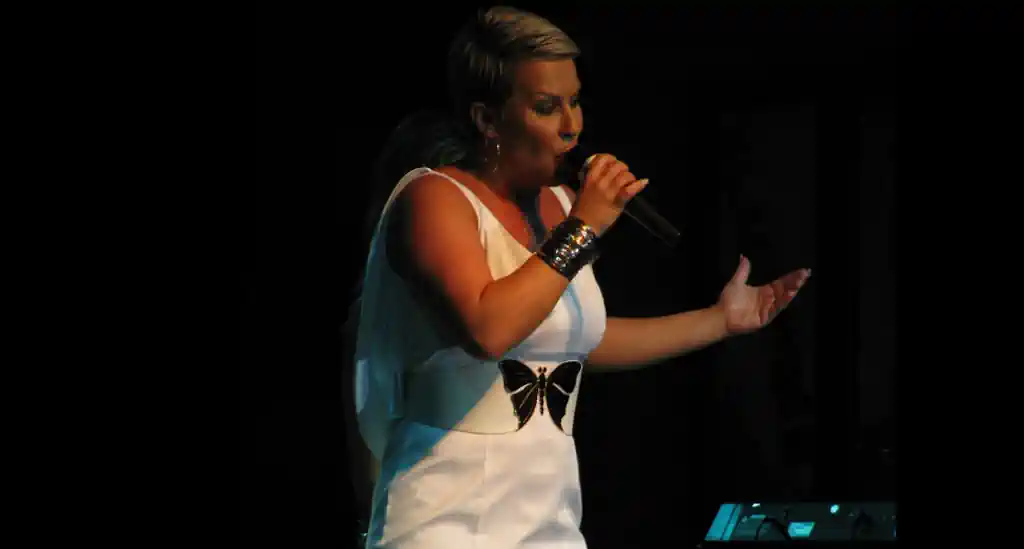 Biografija: Indira Levak i glavnog vokala grupe Colonia